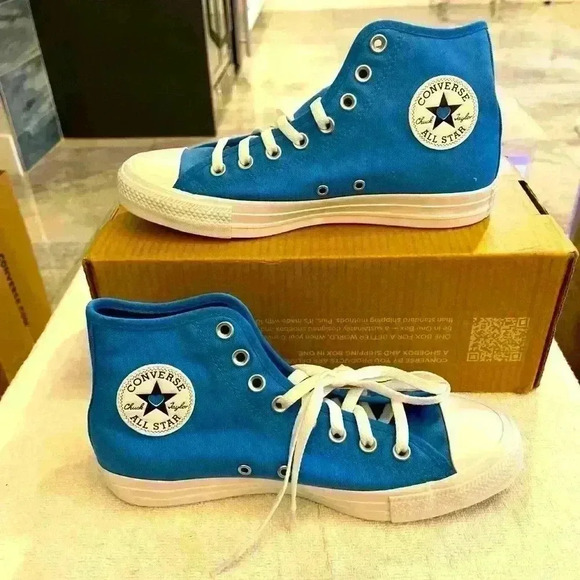 NEW Converse Chuck 70 HI
Ultra blue/White Shoes
Mens 7.5 - Picture 1 of 5